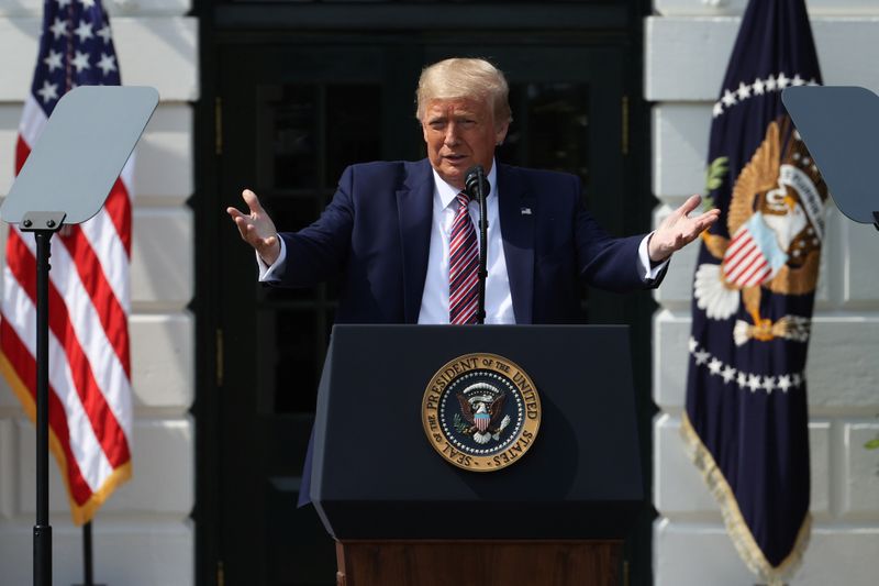 &copy; Reuters. U.S. President Trump touts administration efforts to curb federal regulations during an event on the South Lawn of the White House in Washington