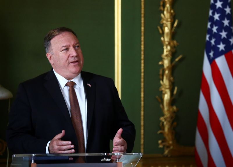 &copy; Reuters. Foto del martes del secretario de Estado de EEUU, Mike Pompeo, durante una rueda de prensa con el canciller británico, Dominic Raab, en Londres