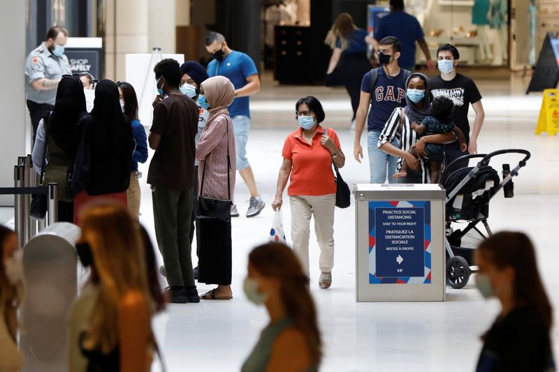 &copy; Reuters. People walk through the Rideau Centre in Ottawa,