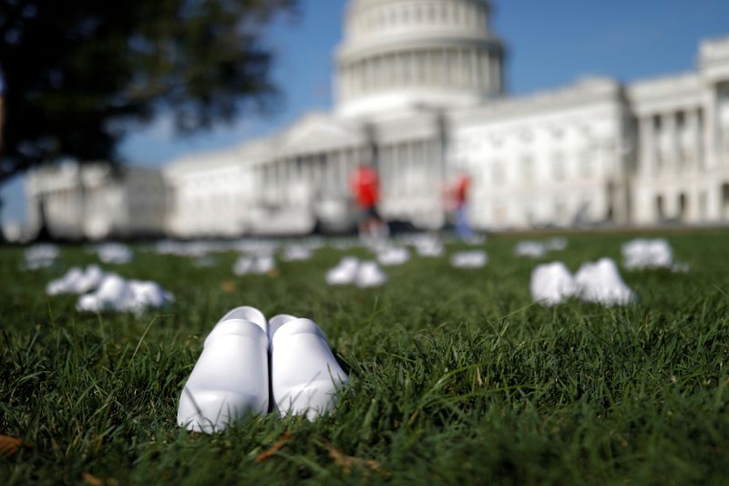 © Reuters. Registered Nurses and the National Nurses United (NNU) hold a vigil for medical personnel that have passed away due to the coronavirus disease (COVID-19) outbreak, during a protest in Washington