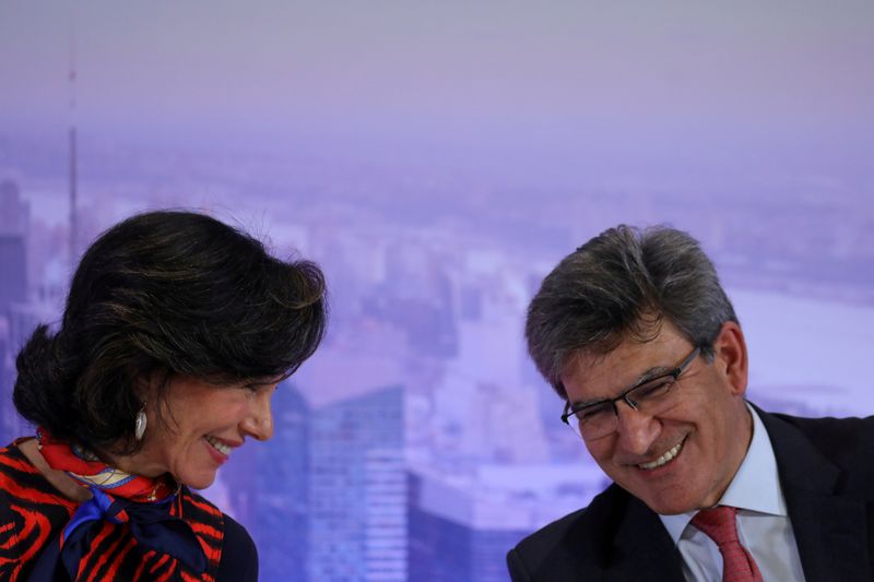 &copy; Reuters. FILE PHOTO: Banco Santander&apos;s chairwoman Ana Patricia Botin and Banco Santander&apos;s CEO Jose Antonio Alvarez react during the annual results presentation at the bank&apos;s headquarters in Boadilla del Monte