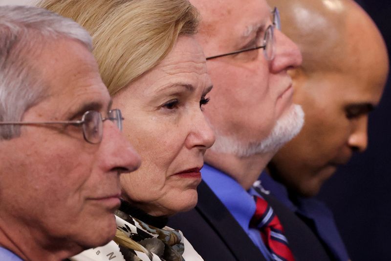 © Reuters. FILE PHOTO: White House coronavirus task force members Fauci, Birx, Redfield and Adams listen to Trump during the daily coronavirus briefing at the White House in Washington