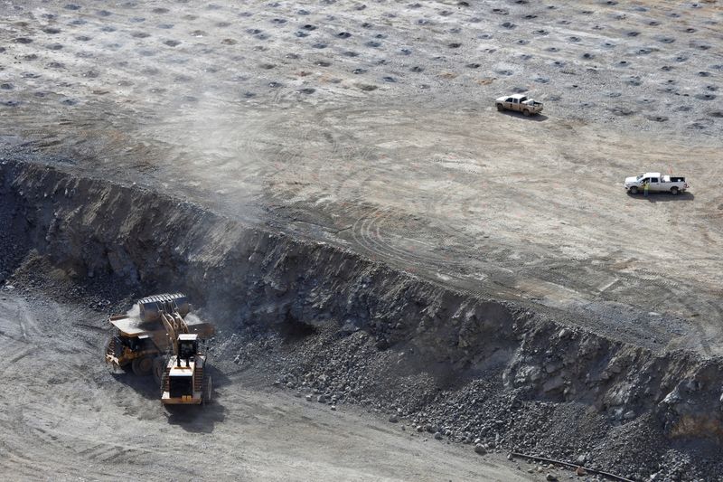 © Reuters. A wheel loader operator fills a truck with ore at the MP Materials rare earth mine in Mountain Pass