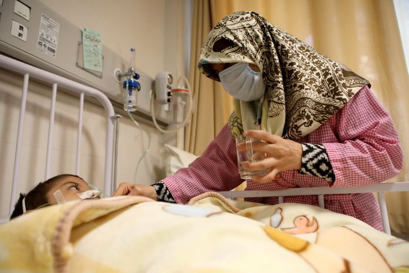 &copy; Reuters. イラン、24時間の新型コロナ死者が最多の229人＝保健省