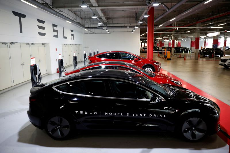 © Reuters. FILE PHOTO: Tesla electric vehicles for test driving are parked in Hanam