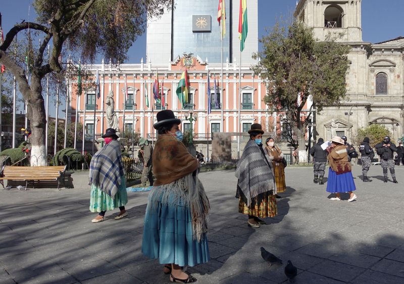 &copy; Reuters. Mujeres aymaras en la Plaza Murillo de Bolivia en medio del brote de coronavirus (COVID-19)