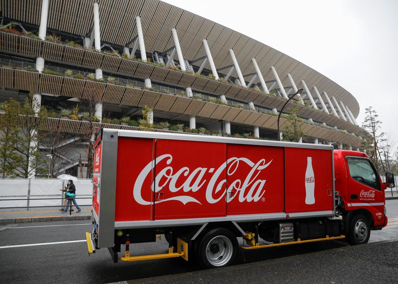 &copy; Reuters. Foto de archivo de un camión de Coca-Cola frente al Estadio Nacional de Tokio