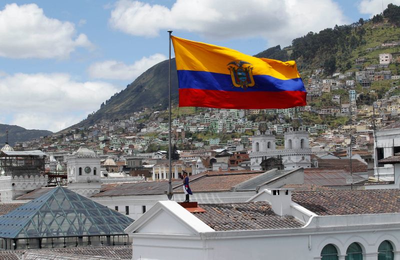 &copy; Reuters. Imagen de archivo de un miembro de la escolta presidencial de pie junto a la bandera de Ecuador durante una ceremonia militar en el Palacio Carondelet en Quito