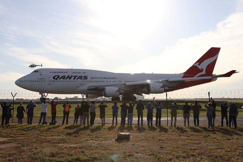 © Reuters. Last Qantas 747 jumbo jet departs from Sydney Airport, as Qantas retires remaining Boeing 747 planes early due to the coronavirus disease