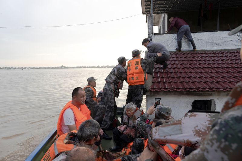 © Reuters. 中国の長江流域で住民数千人が避難、支流河川に氾濫の恐れ