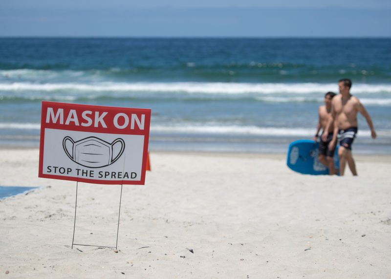 &copy; Reuters. Требование использовать маску на пляже в Дель-Маре