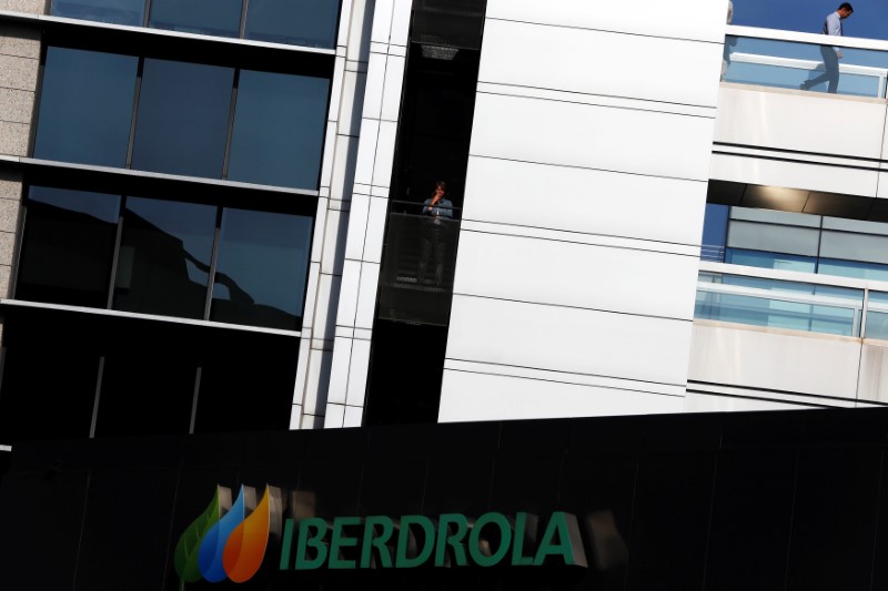 &copy; Reuters. FILE PHOTO: A worker of Spanish power company Iberdrola smokes at Iberdrola&apos;s main office building in Madrid