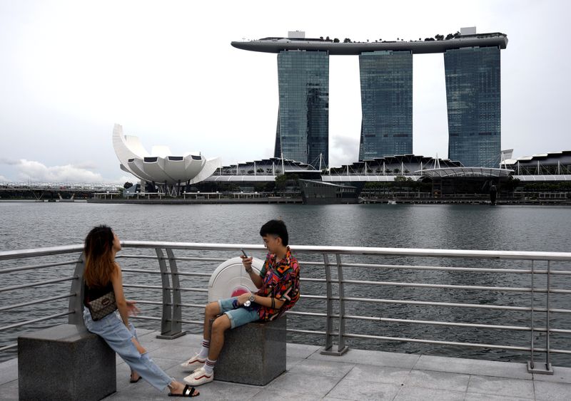 &copy; Reuters. FILE PHOTO: Youth takes photos at Merlion Park in Singapore