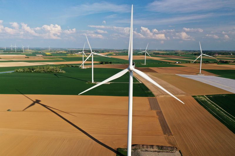 &copy; Reuters. FILE PHOTO: An aerial view shows power-generating windmill turbines in a wind farm in Graincourt-les-Havrincourt