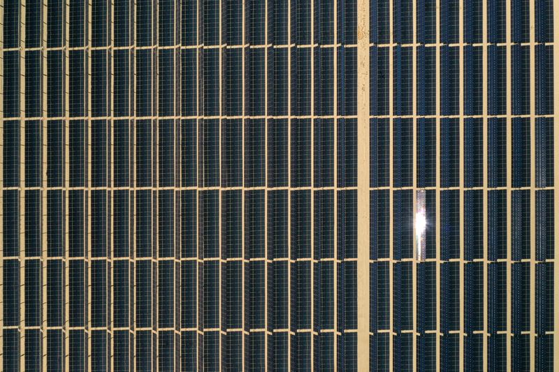 © Reuters. FILE PHOTO: Arrays of photovoltaic solar panels are seen at the Tenaska Imperial Solar Energy Center South as the spread of the coronavirus disease (COVID-19) continues in this aerial photo taken over El Centro, California