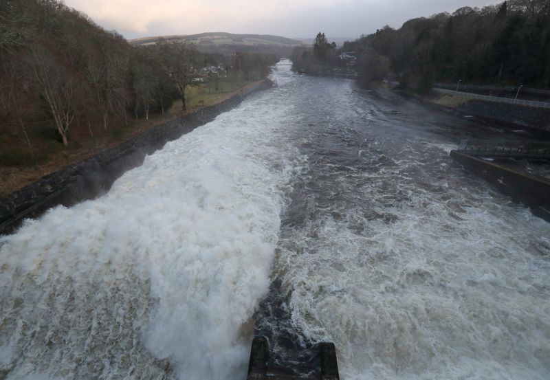 © Reuters. FILE PHOTO: Pitlochry Power Station releases excess capacity of water over Pitlochry Dam, part of the Tummel hydro-electric power scheme in Perthshire, Scotland