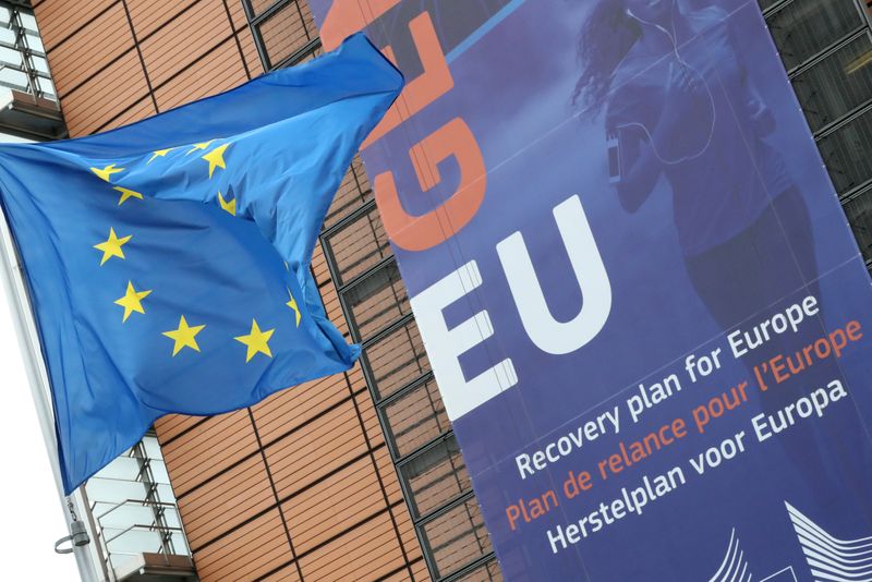 &copy; Reuters. Флаг Европейского союза у штаб-квартиры Европейской комиссии в преддверии саммита лидеров ЕС в Брюсселе