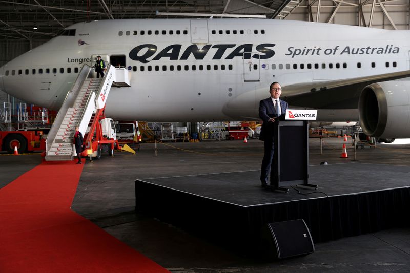&copy; Reuters. El CEO de Qantas, Alan Joyce, habla frente a un jumbo jet Qantas 747, en el aeropuerto de Sídney, Australia, el 22 de julio de 2020
