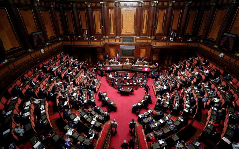 © Reuters. Italy's Prime Minister Giuseppe Conte addresses the upper house of parliament following the EU summit on the recovery fund, in Rome