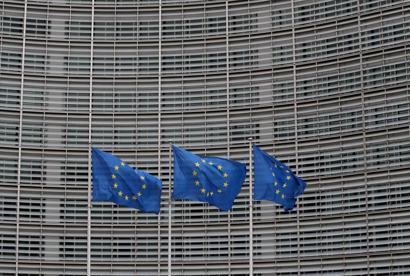 &copy; Reuters. Флаги Европейского союза у штаб-квартиры Еврокомиссии в Брюсселе