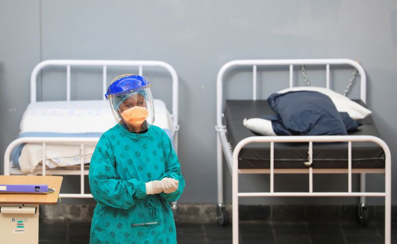 &copy; Reuters. Profissional de saúde em hospital de campanha montado pela Médicos Sem Fronteira para combater a Covid-19 na Cidade do Cabo, África do Sul