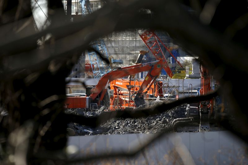 © Reuters. FILE PHOTO: Heavy machinery are seen at a construction site in Tokyo