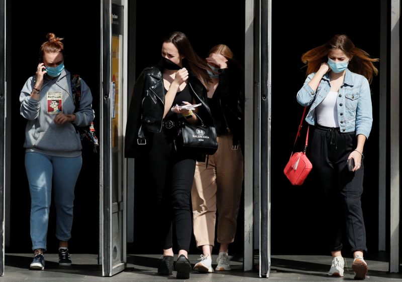 &copy; Reuters. Люди в защитных масках выходят со станции метро в Киеве