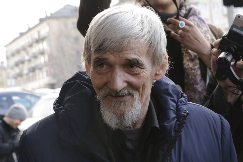 &copy; Reuters. FILE PHOTO: Historian Yuri Dmitriev speaks with people outside a court building in Petrozavodsk