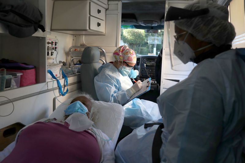 &copy; Reuters. IMAGEN DE ARCHIVO. Un paciente sospechoso de tener la enfermedad respiratoria COVID-19 se encuentra en una camilla dentro de una ambulancia, en Sao Paulo, Brasil