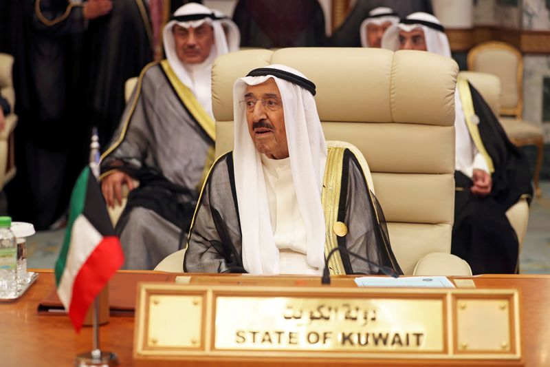 &copy; Reuters. FILE PHOTO: Kuwaiti Emir Sheikh Sabah al-Ahmad al-Jaber al-Sabah is seen during the Arab summit in Mecca