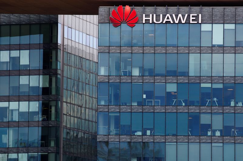 © Reuters. Huawei logo at Huawei Technologies France in Boulogne-Billancourt