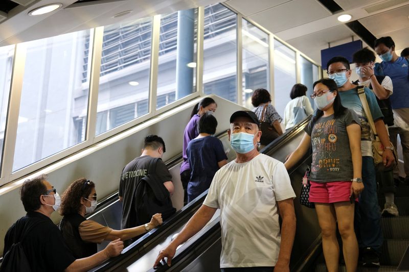 &copy; Reuters. Pessoas usam máscaras de proteção em Hong Kong