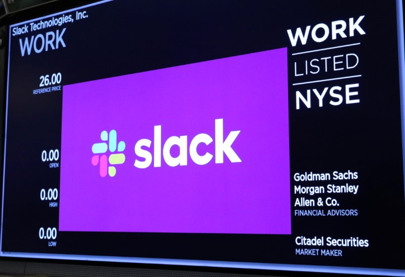 &copy; Reuters. FOTO DE ARCHIVO: El logo de Slack Technologies Inc. se ve en una exhibición en el piso de la Bolsa de Valores de Nueva York (NYSE) durante la opa de la compañía en Nueva York, EEUU, 20 de junio de 2019