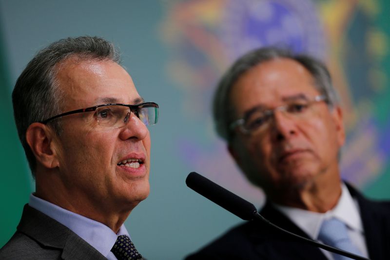 © Reuters. Ministro de Minas e Energia, Bento Albuquerque (à esquerda), ao lado do ministro da Economia, Paulo Guedes, em Brasília