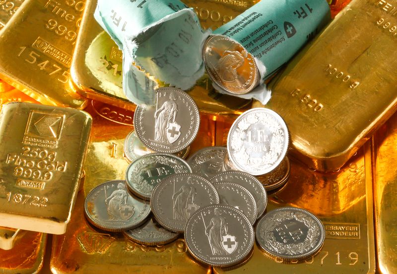 &copy; Reuters. Gold bars from the vault of a bank and Swiss one franc coins are seen in this illustration picture taken in Zurich