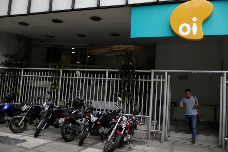 &copy; Reuters. A man leaves the office of Brazilian telecoms company Oi SA in Rio de Janeiro