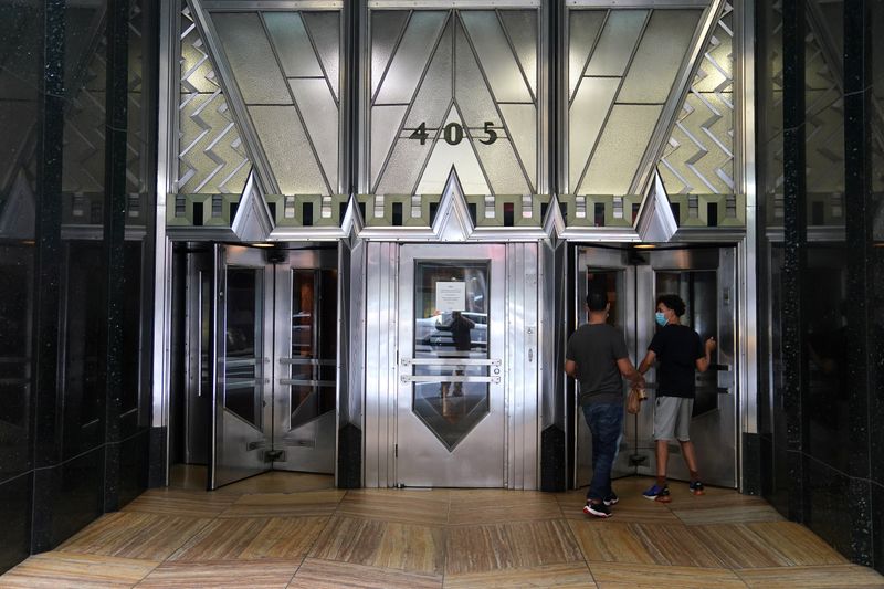 © Reuters. Men walk into the Chrysler building in the Manhattan borough of New York City