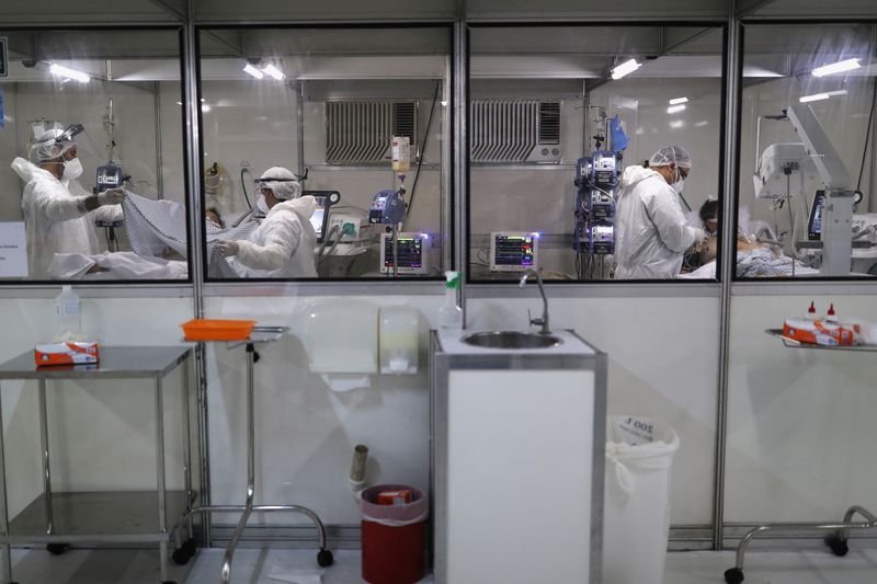 &copy; Reuters. Pacientes da Covid-19 em CTI de hospital de campanha em Garulhos (SP)