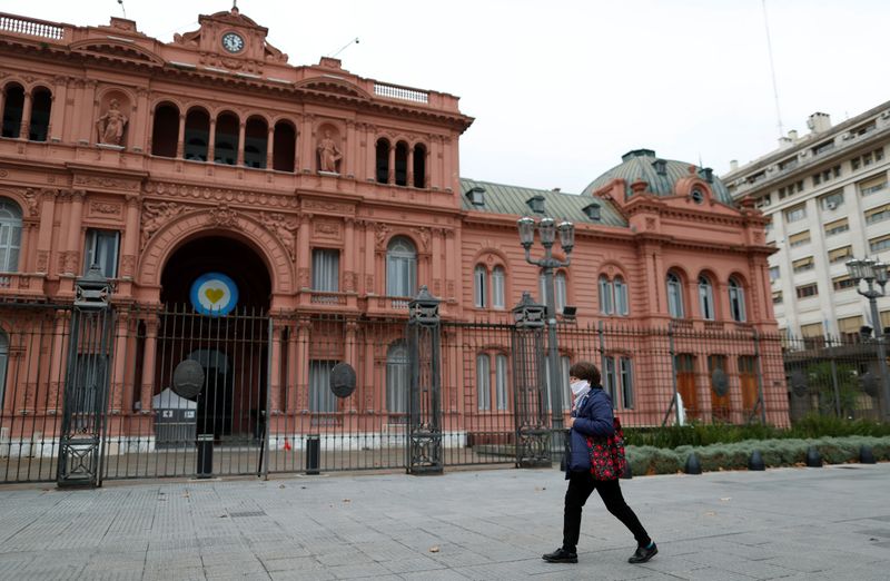 &copy; Reuters. FOTO DE ARCHIVO: Una mujer utilizando una mascarilla debido a la pandemia de coronavirus (COVID-19) camina frente al Palacio Presidencial Casa Rosada, en Buenos Aires