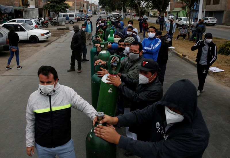 &copy; Reuters. Pessoas fazem fila para recarregar cilindros de oxigênio em Lima, no Peru