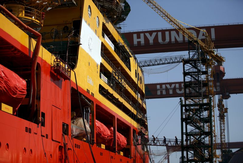 © Reuters. FILE PHOTO: Workers walk into a ship which is currently under construction at Hyundai Heavy Industries' Shipyard in Ulsan, South Korea