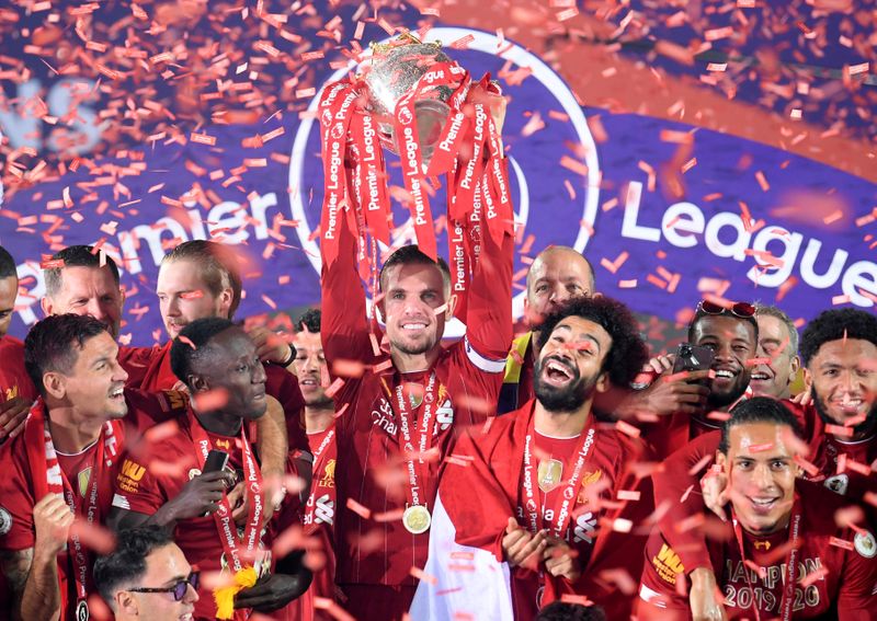 © Reuters. ليفربول يحتفل بعد فوزه على تشيلسي في قمة من ثمانية أهداف