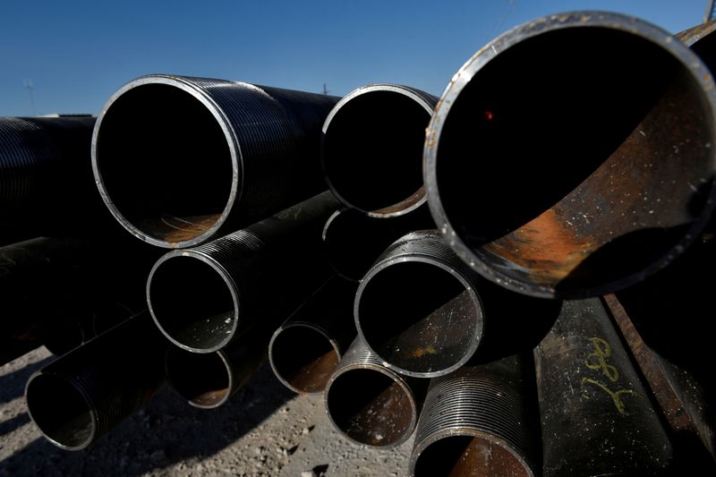 © Reuters. FILE PHOTO: Drill pipe is seen on an oil lease in the Permian Basin near Wink