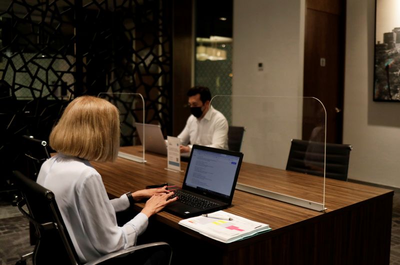&copy; Reuters. Imagen de archivo. Empleados de un hotel trabajan en una sala del centro de negocios del recinto en México Ciudad, México.