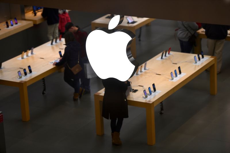 &copy; Reuters. An Apple logo is seen at an Apple store as pre-Thanksgiving and Christmas holiday shopping accelerates at the King of Prussia Mall in King of Prussia