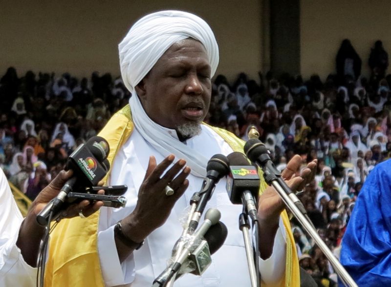 &copy; Reuters. FILE PHOTO: Mahmoud Dicko, head of Mali&apos;s High Islamic Council, prays during a rally at the March 26 stadium in Bamako, Mali