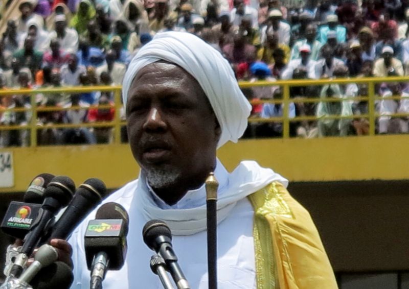 © Reuters. FILE PHOTO: Mahmoud Dicko, head of Mali's High Islamic Council, speaks during a rally at the March 26 stadium in Bamako, Mali