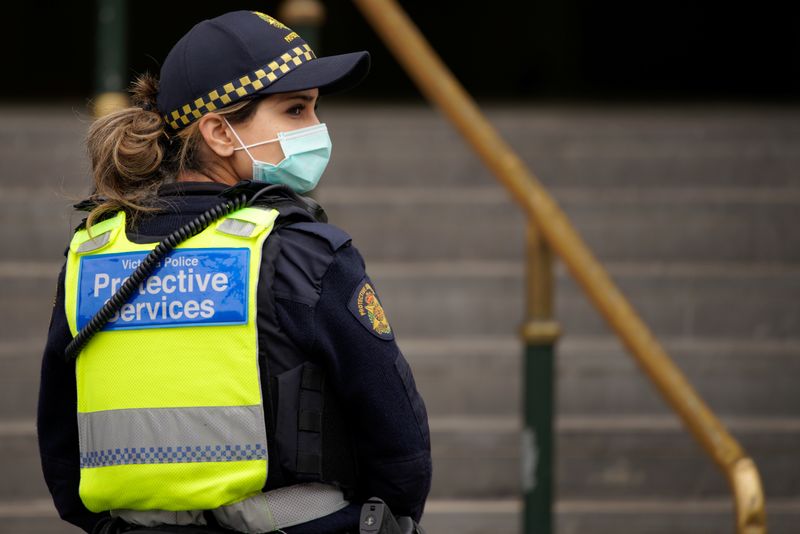 &copy; Reuters. Un oficial de servicios de protección con una mascarilla patrulla la estación de Flinders Street en Melbourne, el 23 de julio de 2020