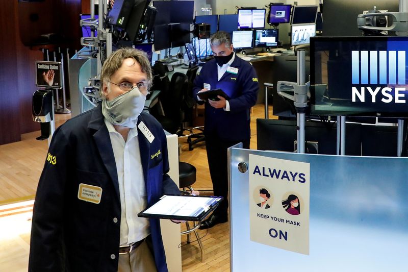 &copy; Reuters. Трейдеры на Нью-Йоркской фондовой бирже во время пандемии COVID-19