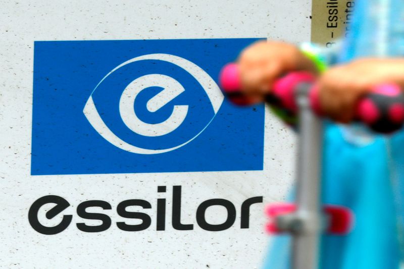 &copy; Reuters. FILE PHOTO: Lens producer Essilor&apos;s logo is seen at the company&apos;s headquarters in Charenton-le-Pont